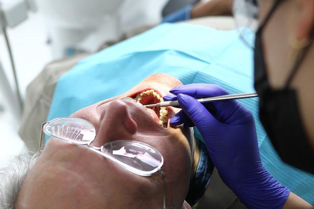 Jaké jsou možné nežádoucí efekty bělení zubů bez peroxidu?